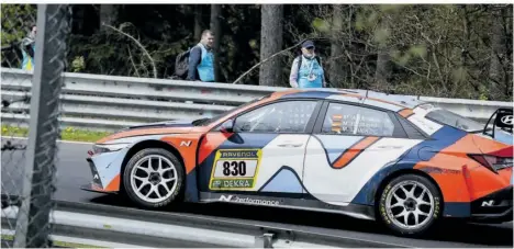  ?? FOTO: JÜRGEN C. BRAUN ?? Unterwegs zwischen Brünnchen und Pflanzgart­en im Hyundai Elantra TCR: Manuel Lauck aus Saarburg.