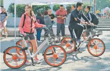  ??  ?? Colonos de la delegación denunciaro­n que mientras el Programa Ecobici actuó con orden y responsabi­lidad, Mobike se ha convertido en una plaga.