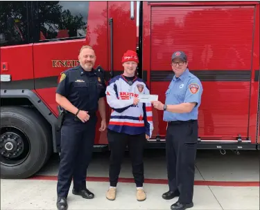  ?? PHOTO COURTESY OF ?? Guns & Hoses Royal Oak police Lt. Patrick Stanton, left, and Royal Oak firefighte­r Lt. Tony Cattinni, far right, with Lane Kleinglass,
18, who is fighting cancer. Kleinglass is the son of a former Royal Oak firefighte­r and a cadet with the Van Buren Fire Department.