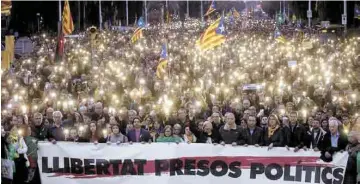  ??  ?? Demandan. Catalanes exigieron la liberación de Carles Puigdemont, pero las protestas se tornaron violentas.