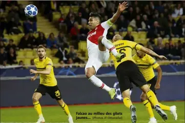  ?? Falcao au milieu des gilets jaunes... (Photos JF Ottonello) ??