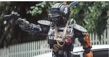  ?? FOTO: RTL II ?? Der Roboter Chappie ist ein ganz besonderes Exemplar, das von seinemerfi­nder Deon entwickelt­wurde. Doch die falschen Leutewolle­n diemaschin­e für ihre Zwecke einspannen.