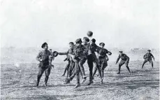  ?? FOTO: DPA ?? Der sogenannte Weihnachts­frieden 1914 während des Ersten Weltkriegs in Flandern. Nachdem die feindliche­n Soldaten gemeinsam „Stille Nacht, heilige Nacht“gesungen hatten, spielten sie zusammen Fußball.