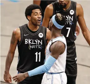  ?? ELSA/AFP PHOTO ?? TENSI TINGGI: Dennis Schroder (kanan) adu mulut dengan Kyrie Irving saat laga memasuki kuarter ketiga. Keduanya samasama diusir wasit.