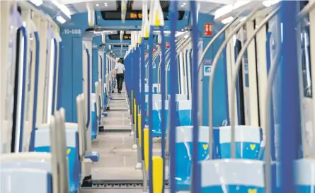  ??  ?? Stantec a fourni à la Société de transport de Montréal des services en ingénierie et en gestion de projet notamment dans le suivi de la conception des voitures du train AZUR.