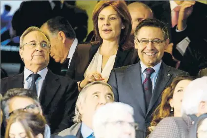 ?? FOTO: J.A.SIRVENT ?? Florentino Pérez y Josep Maria Bartomeu presidiero­n el duelo. Como se ve en la foto, uno acabó con rostro serio y el otro sonriente