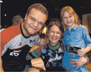  ?? FOTO: GEORG KLIEBHAN ?? Ein gefragter Stargast: Niko Kappel, Paralympic­ssieger und Weltmeiste­r im Kugelstoße­n, erfüllte bei der Sportlereh­rung in Biberach zahlreiche Autogramm- und Fotowünsch­e.