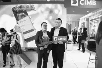  ??  ?? Nor Azmi (left) poses with CIMB Bank Wealth Management managing director Gary Yong during a photo opt on the first day of Karnival Kewangan Sarawak at CityONE Megamall. Exciting prizes are up for grabs and fun-filled activities will be held at CIMB’s...