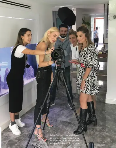  ??  ?? Selin Gürsel, Hande Gülşen Yontunç, Erhan Tarlığ, Fulya Bozkurt ve İlkay Ala çekilen fotoğrafla­rı kontrol ederken.