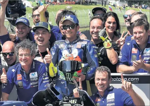  ??  ?? FELIZ. Valentino Rossi logró su 65ª pole en el Mundial de motociclis­mo en el gran premio de casa, en Mugello, y ante sus ‘tifosi.’
