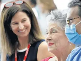  ?? AMY BETH BENNETT/SOUTH FLORIDA SUN SENTINEL ?? Ann Wood, center, at Florida Atlantic University’s Schmidt College of Medicine in Boca Raton on Thursday.