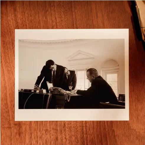  ?? ?? The presidenti­al aides Richard Goodwin ( left) and Bill Moyers discuss a speech with Lyndon B. Johnson, 1965.