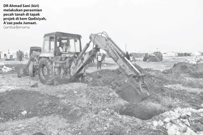 ?? GambarBern­ama ?? DR Ahmad Sani (kiri) melakukan perasmian pecah tanah di tapak projek di kem Qadisiyah, A’zaz pada Jumaat.