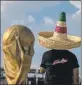  ?? ?? Un mexicano observa una réplica gigante del trofeo de la Copa Mundial, en Doha, Qatar