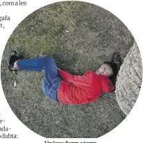  ??  ?? Un jove dorm a terra.