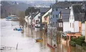  ?? FOTO: DPA ?? Die Häuser der Rheininsel Niederwert­h in Rheinland-Pfalz stehen unter Wasser.