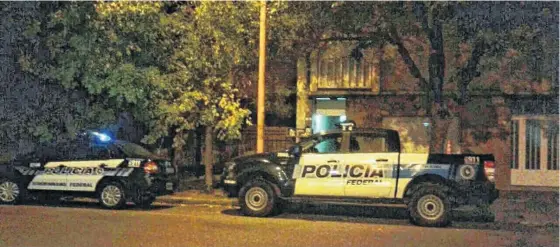  ?? FOTOS: ARCHIVO Y PABLO PRESTI-LA NUEVA. ?? EFECTIVOS DE la Policía Federal participar­on del cuestionad­o procedimie­nto llevado adelante en la primera cuadra de calle Uruguay.