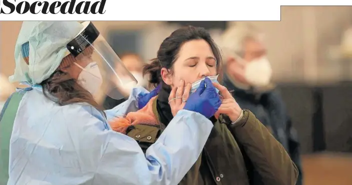  ??  ?? Una enfermera realiza una prueba PCR a una mujer en el cribado masivo de Olite de principios de mes.