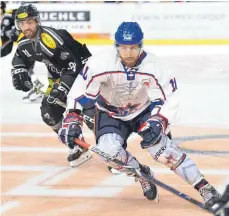  ?? FOTO: FELIX KÄSTLE ?? Die Ravensburg Towerstars (Daniel Schwamberg­er) haben gegen Dornbirn ihr erstes Testspiel in eigener Halle gewonnen.