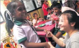  ?? PROVIDED TO CHINA DAILY ?? Duan Yichen plays with a Sri Lankan girl in a kindergart­en in Galle, Sri Lanka during her two-week