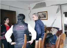  ??  ?? Miguel Ángel Mancera visitó un edificio en avenida Cuauhtémoc, delegación Benito Juárez, para supervisar el avance de las obras de reparación.