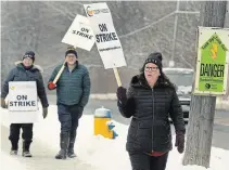  ?? CLIFFORD SKARSTEDT EXAMINER ?? Teachers from Thomas A. Stewart Secondary School carry placards on the picket line Wednesday.