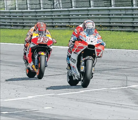  ?? ERWIN SCHERIAU / AFP ?? Dovizioso volvió a ganar la partida a Márquez como en Catalunya, esta vez en Austria por sólo 176 milésimas de diferencia