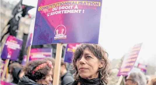  ?? BILD: SN/AP/CHRISTOPHE ENA ?? Am Weltfrauen­tag 2023 demonstrie­rten Frauen in Paris noch für ein verfassung­smäßiges Recht auf Abtreibung. Am heurigen Weltfrauen­tag sollte es schon Realität sein.