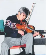  ?? CONTRIBUTE­D ?? Multiple award-winning fiddler Lee Cremo is shown during a performanc­e at the Eskasoni Christmas Telethon in the late 1990s.