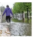  ??  ?? A Groussay, les habitants tentent de récupérer des affaires alors que l’eau remonte.