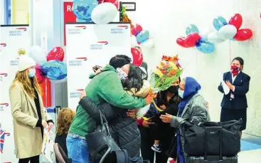  ?? REUTERS ?? Una familia se abraza tras reencontra­rse ayer en el aeropuerto neoyorquin­o