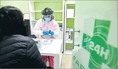  ?? JESÚS HELLÍN / EP ?? Una farmacéuti­ca prepara un test para hacerlo a una mujer el pasado día 11 en Madrid