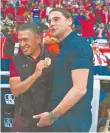  ?? ?? EN EL ABRAZO. El DT mexicano Nacho Ambriz y el DT Suizo Gerardo Seoane.