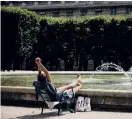  ?? ?? En kraftig värmebölja har haft cetrala Europa i sitt grepp sedan början av juni. I Paris tog en kvinna sin tillflykt till en fontän i en park i lördags för att få svalka i värmebölja­n.
BILD: THOMAS PADILLA