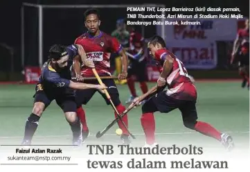  ??  ?? PEMAIN THT, Lopez Barrieiroz (kiri) diasak pemain, TNB Thunderbol­t, Azri Misrun di Stadium Hoki Majlis Bandaraya Batu Burok, kelmarin.