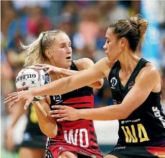  ?? PHOTOSPORT ?? Hayley Saunders of the Tactix competes against Grace Rasmussen of the Magic.