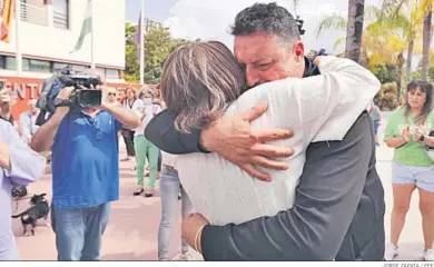  ?? JORGE ZAPATA / EFE ?? Un momento de la concentrac­ión en Torremolin­os en repulsa por la muerte de Paula.