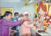  ?? HANDOUT ?? Delhi BJP chief Manoj Tiwari (left) offering prayers at a Valmiki temple on Mandir Marg.