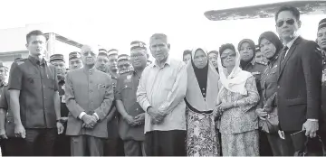  ??  ?? Dr Mahathir (second left), Siti Hasmah (fourth right) together with late Adib’s parents paying their last respects at Subang Air Base yesterday. - Bernama photo