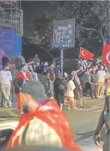  ?? ?? Partidario­s de Erdogan celebran en Berlín su victoria en las elecciones