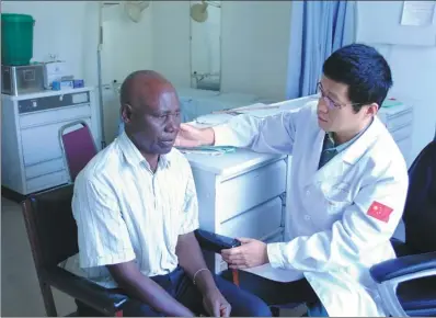  ?? PHOTOS PROVIDED TO CHINA DAILY ?? Zhai Wenliang treats a Zambian patient at the Maina Soko Military Hospital in Lusaka, Zambia.