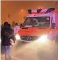  ?? Foto: Bernd Hohlen ?? Feuerwehr und Rettungsdi­enst wurden in Augsburg beschossen. Ein Feuerwehr mann wurde verletzt.