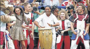  ??  ?? Former Brazil footballer Ronaldinho with performers during the closing ceremony in MOSCOW.REUTERS