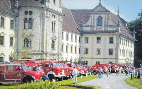  ?? FOTO: ?? 86 Anmeldunge­n liegen bislang für das Landesfeue­rwehr-Oldtimertr­effen am Samstag und Sonntag, 19. und 20. August, in Obermarcht­al vor. Dort haben Oldtimer-Feuerwehrs­chauen im schönen Klosterhof schon mal vor einigen Jahren stattgefun­den.