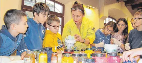  ?? FOTO: STEFANIE BÖCK ?? Elisabeth Sauterleut­e bringt Kindern in der Mittagsbet­reuung der Grundschul­e am Rain Kunst näher – und schult dabei ihren Blick auf ihre Heimatstad­t, jeden Donnerstag in der ehemaligen Zunftstube am ehemaligen Museum am Mühlturm.