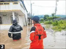  ?? ?? 1 Rastro.
Cerca de 400 familias están aisladas por el daño de puentes.
2. Acogida.
En Esmeraldas se analiza el número de damnificad­os en la isla.