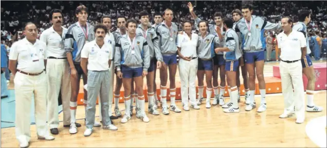  ??  ?? EQUIPO. De izda. a dcha.:Arcega, Beirán, Llorente, Margall, Fernando Martín, De la Cruz, Antonio Díaz Miguel, Corbalán, Epi, Solozábal, Jiménez, Romay e Iturriaga.