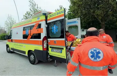  ??  ?? I soccorsi Un bambino di otto anni si è impiccato ieri pomeriggio, dopo essere stato sgridato dal papà. È grave