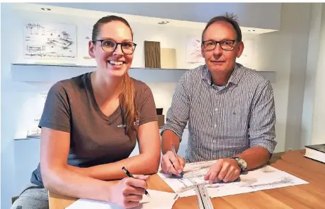  ?? RP-FOTO: HEINZ SCHILD ?? Tischlerin Britta Raschke und Firmenchef Thomas Westermann von der Werkstatt 21 in Dinslaken.