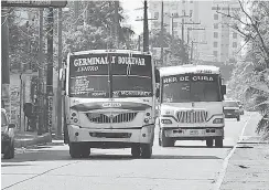  ??  ?? AUTOBUSES QUE PRESTAN el servicio de traslado de pasajeros no están asegurados, exponiendo a los usuarios en caso de accidente, reconoció la Dirección de Transporte Público en la zona sur.